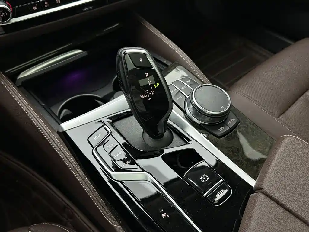 BMW 5 Series — миниатюра 17