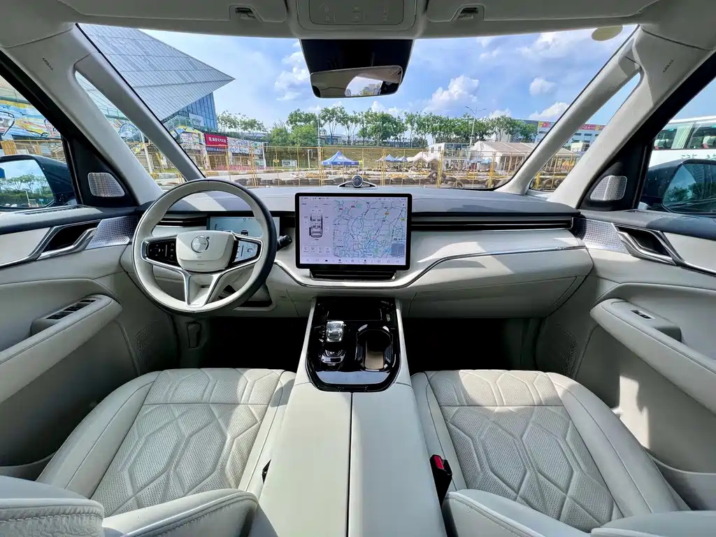 Volvo EM90 2025 Ultra мест