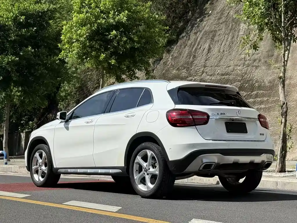 MERCEDES-BENZ GLA