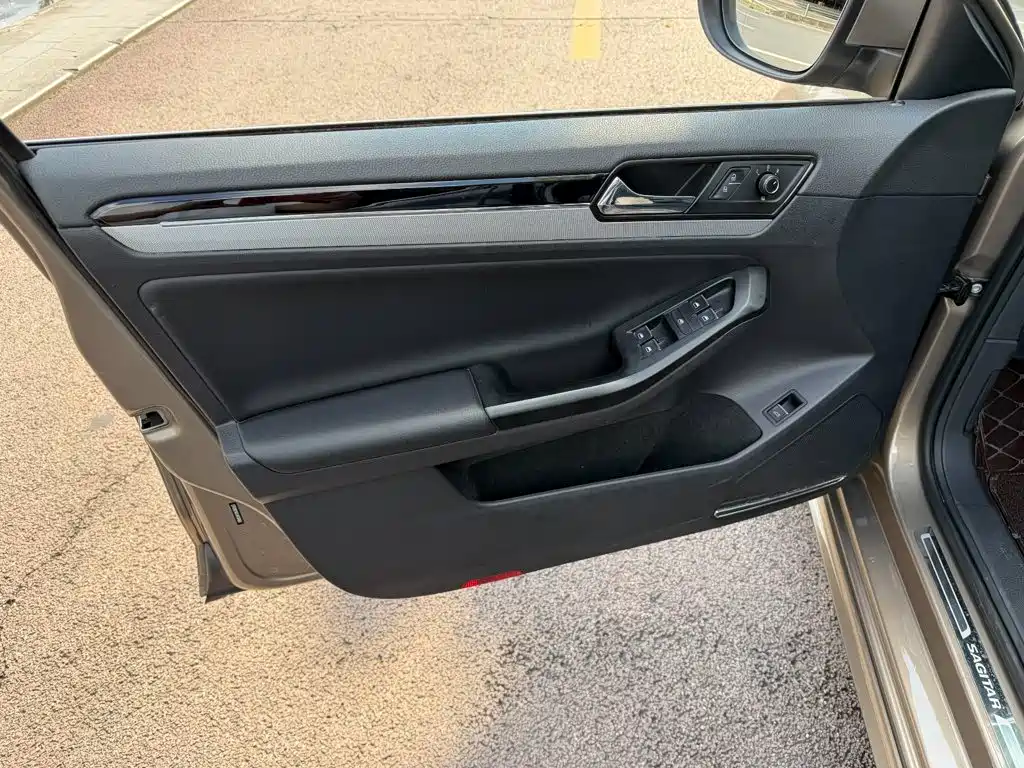 Volkswagen Sagitar — миниатюра 6