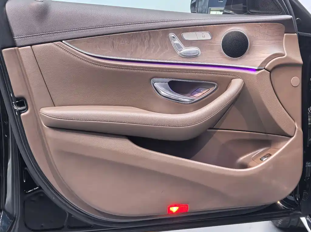 Mercedes-Benz E-Class — миниатюра 11