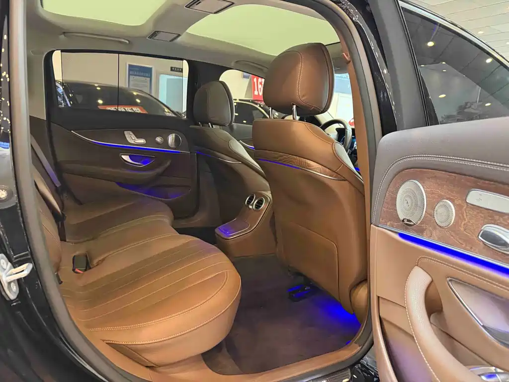 Mercedes-Benz E-Class — миниатюра 11