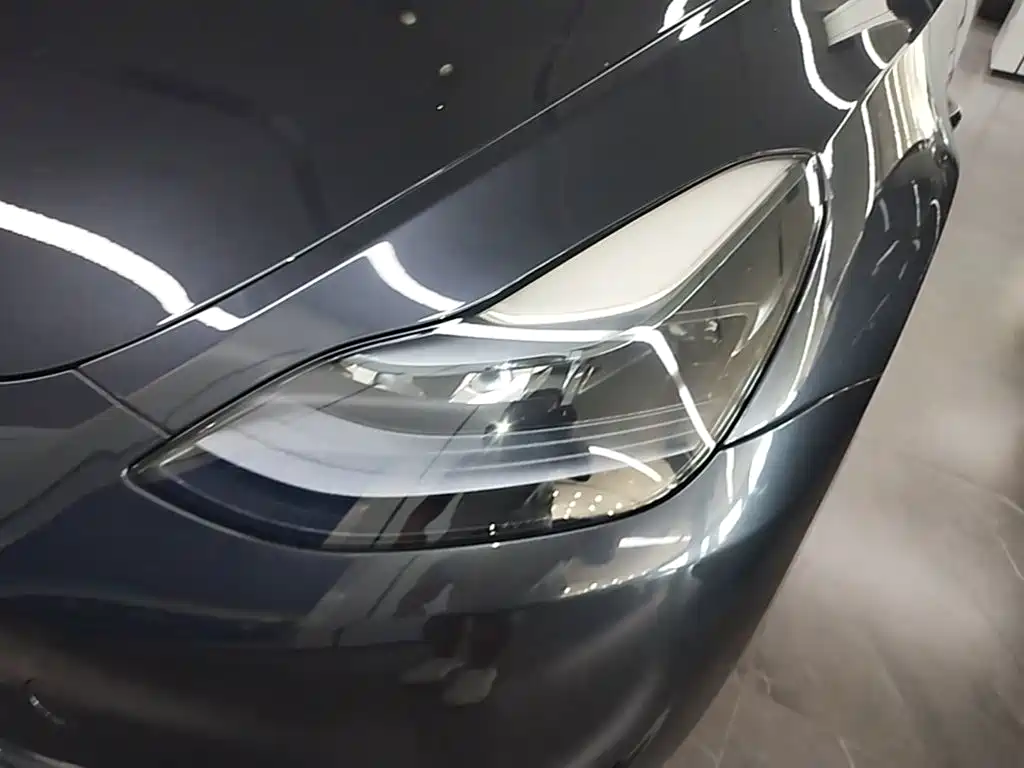Tesla Model Y — миниатюра 24