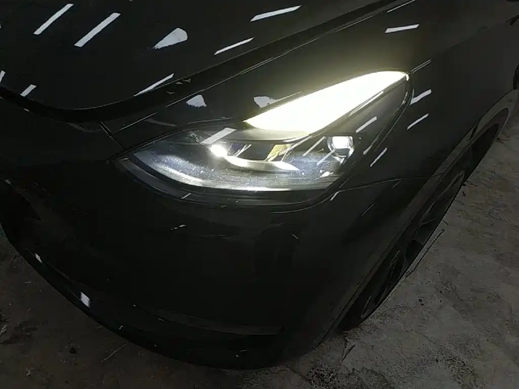 Tesla Model Y — миниатюра 24