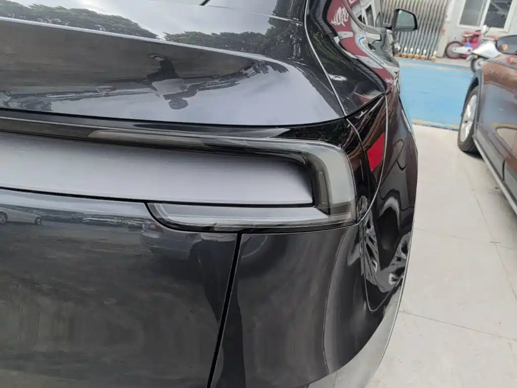 Tesla Model Y — миниатюра 8