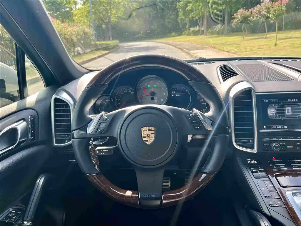 Porsche Cayenne — миниатюра 13