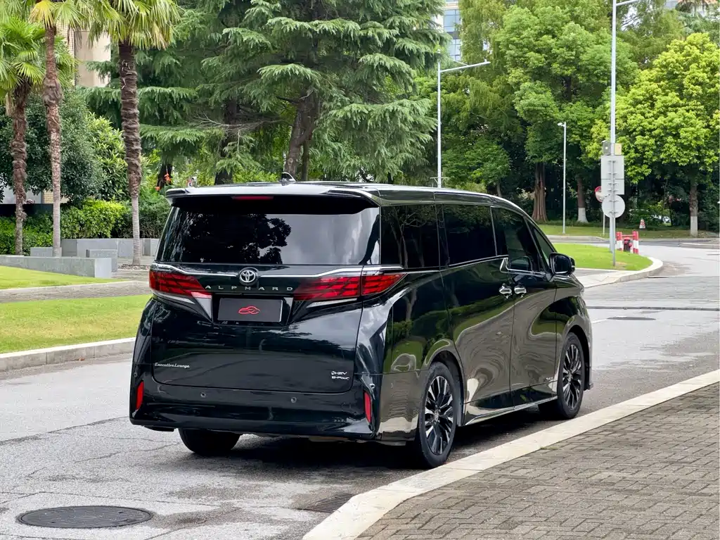 Toyota Alphard — миниатюра 6