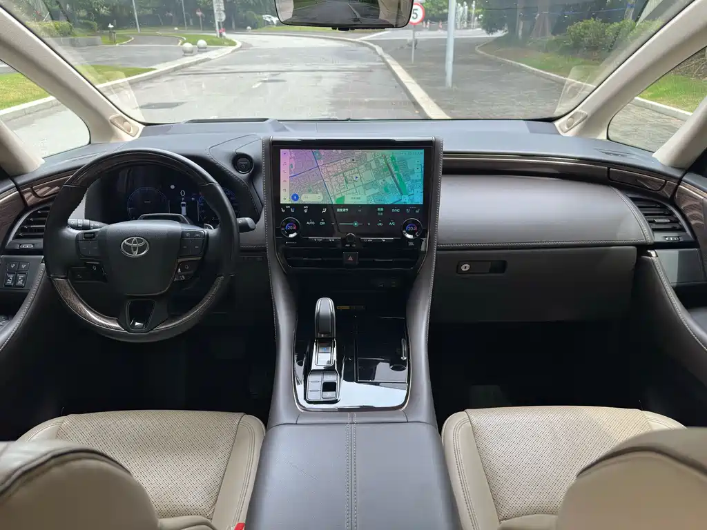 Toyota Alphard — миниатюра 18