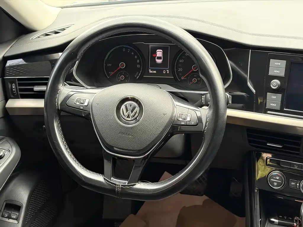 Volkswagen Passat PHEV — миниатюра 8