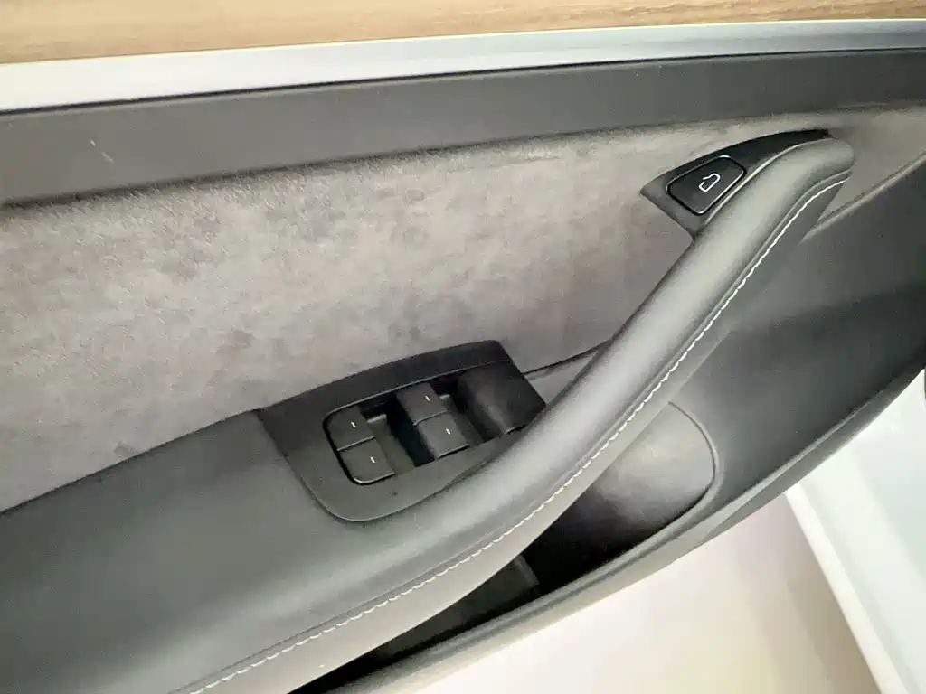 Tesla Model 3 — миниатюра 21