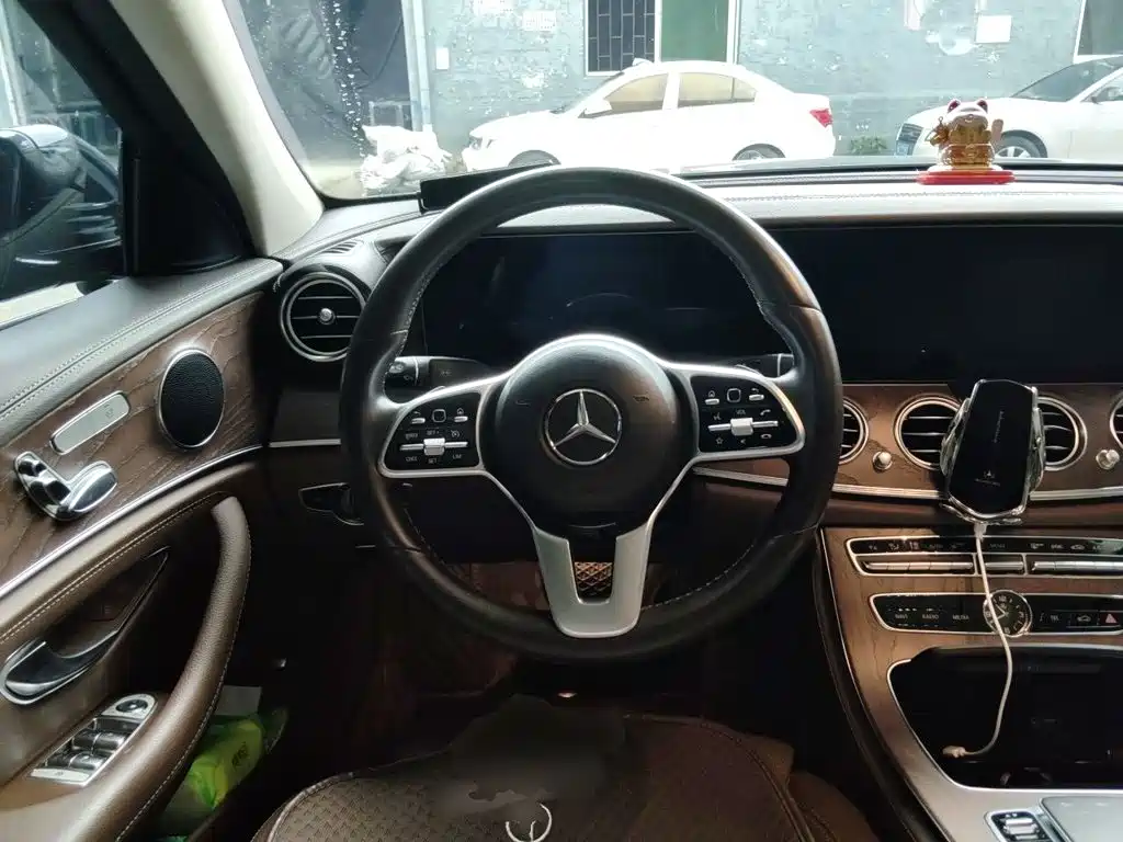 Mercedes-Benz E-Class — миниатюра 6
