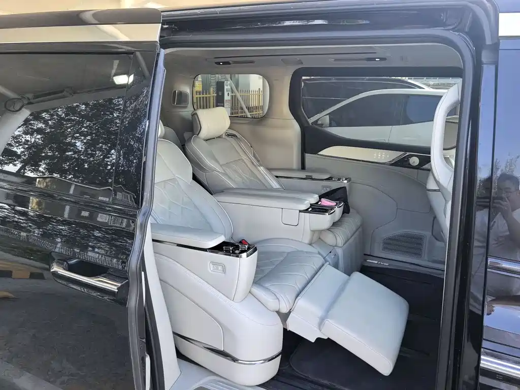 Volvo EM90 2025 Ultra мест