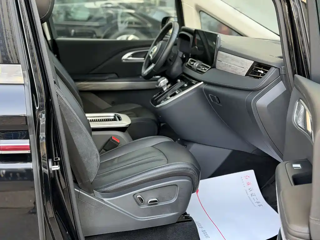 Hongqi HQ9 PHEV 2024 2.0T