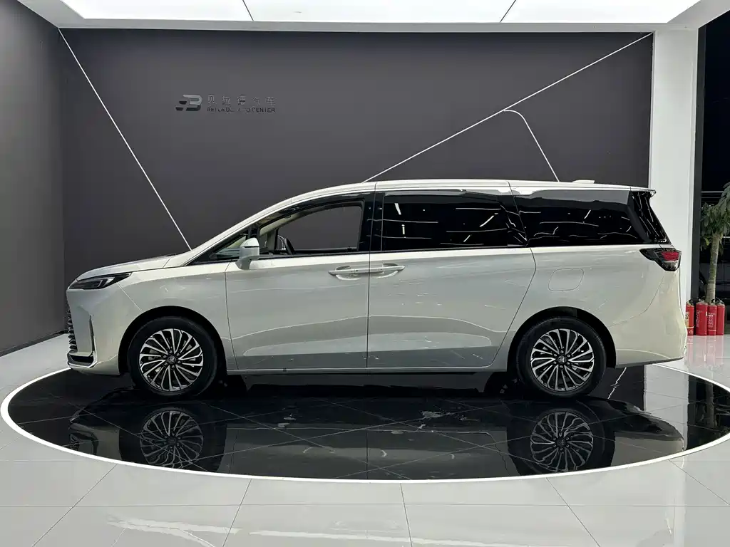 Buick GL8 Hybrid — миниатюра 2