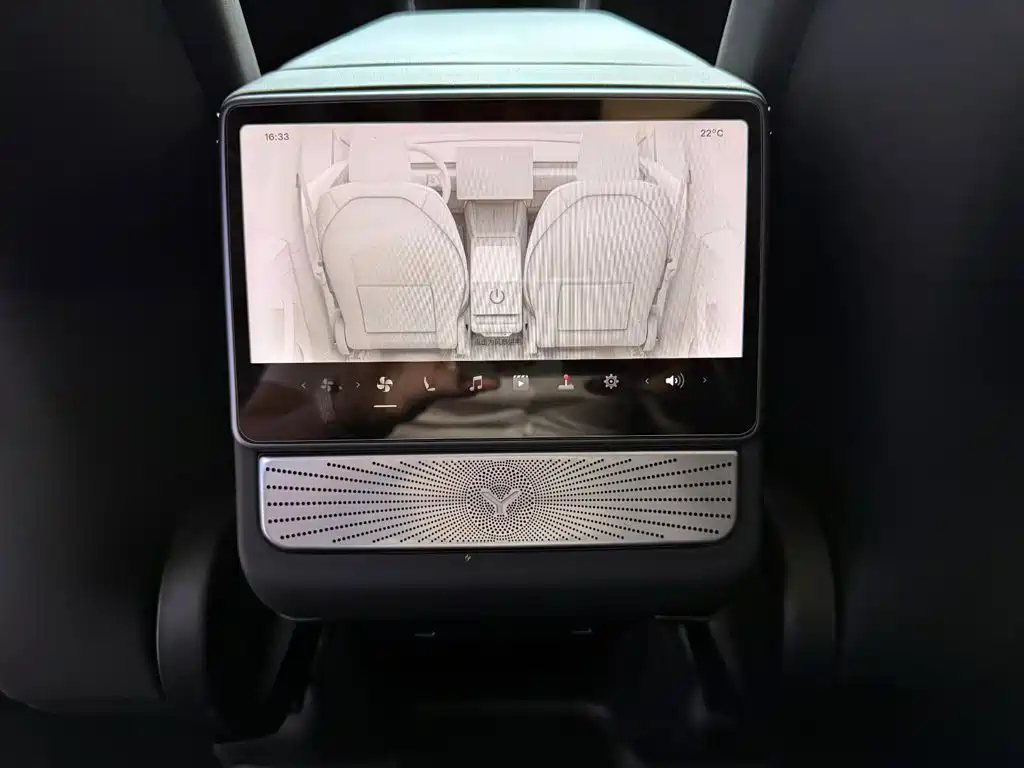 Tesla Model Y — миниатюра 16