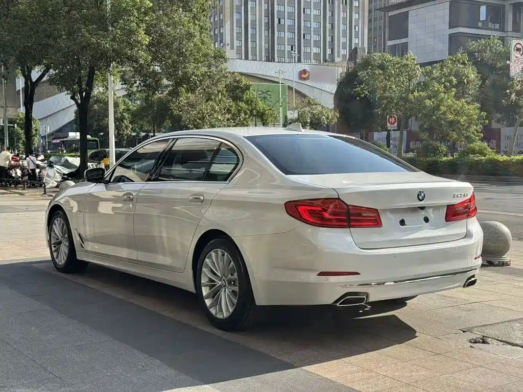BMW 5 Series — миниатюра 10
