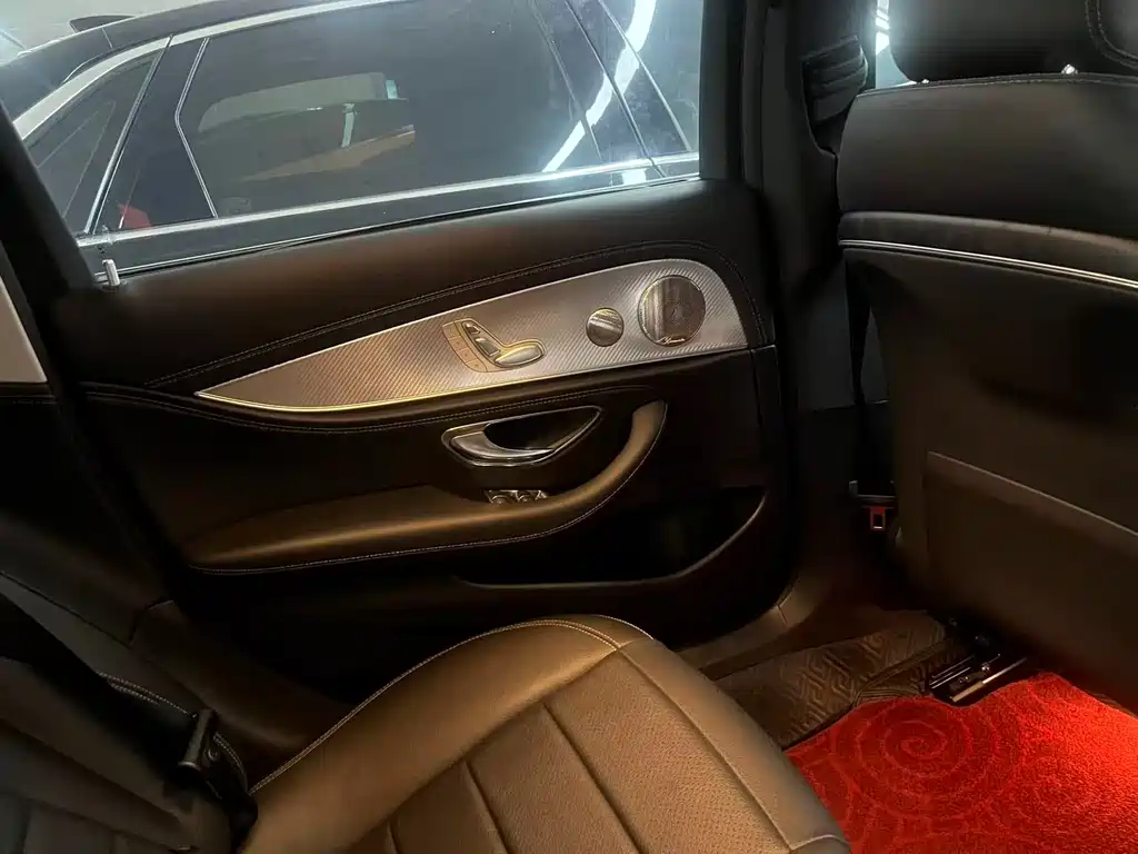 Mercedes-Benz E-Class — миниатюра 11