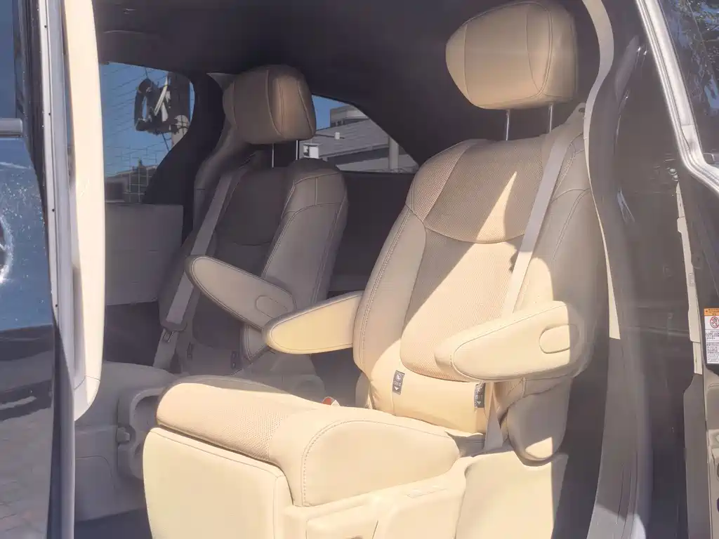 Toyota Sienna — миниатюра 20