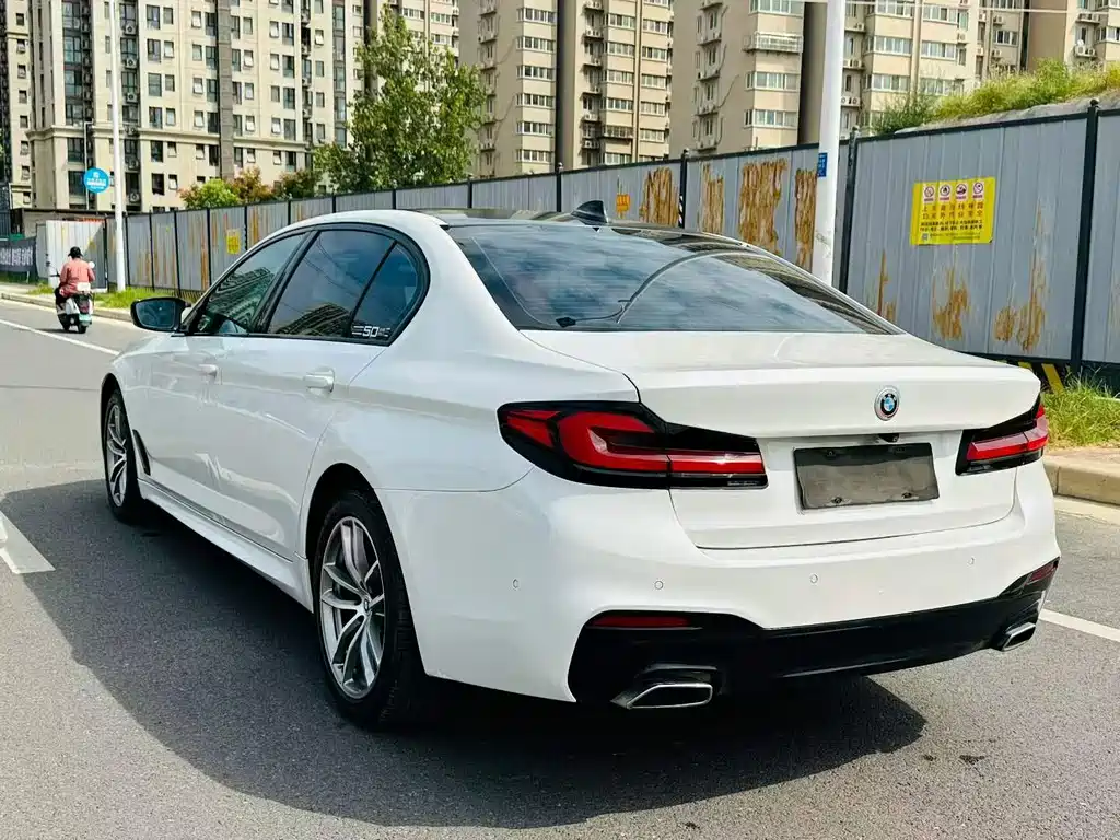 BMW 5 Series — миниатюра 7