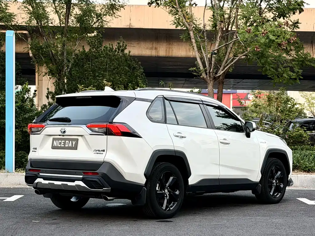 Toyota RAV4 — миниатюра 4