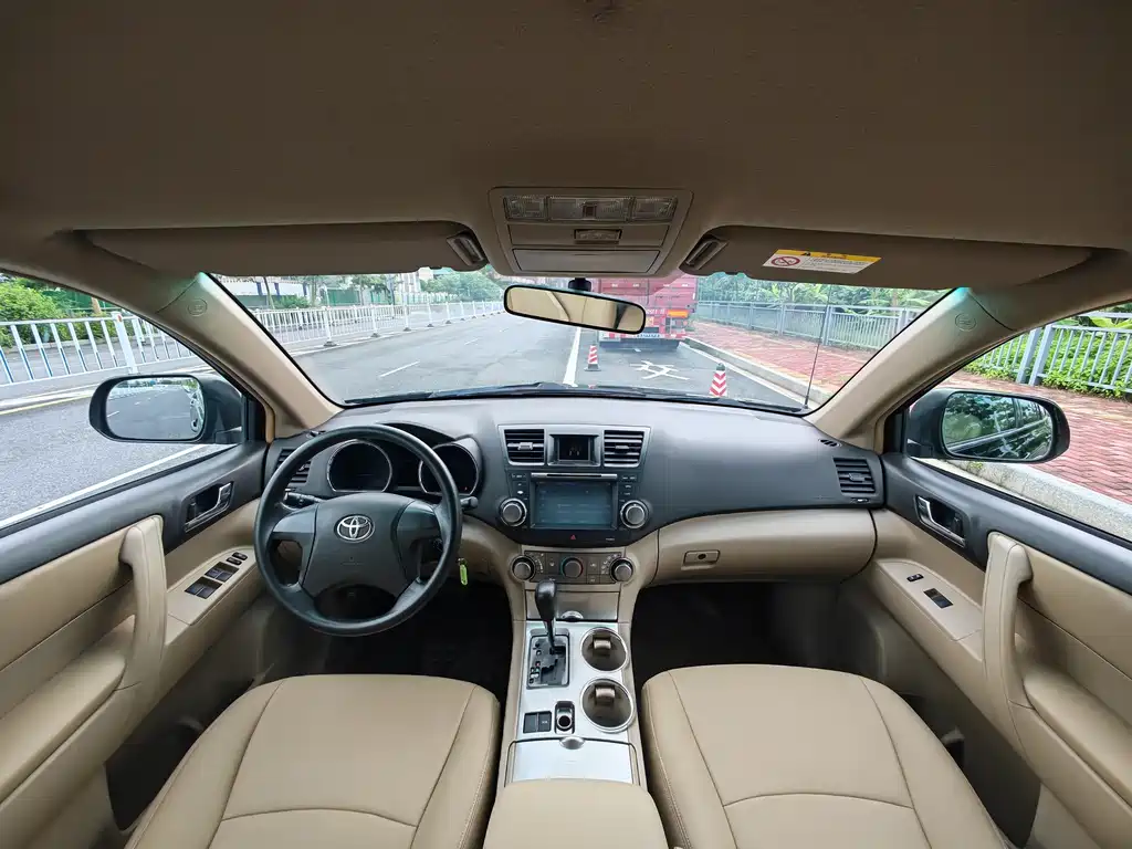 Toyota Highlander 2012 2.7L 7 мест Elite