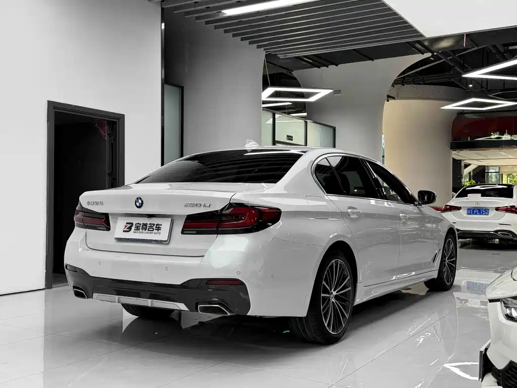 BMW 5 Series — миниатюра 11