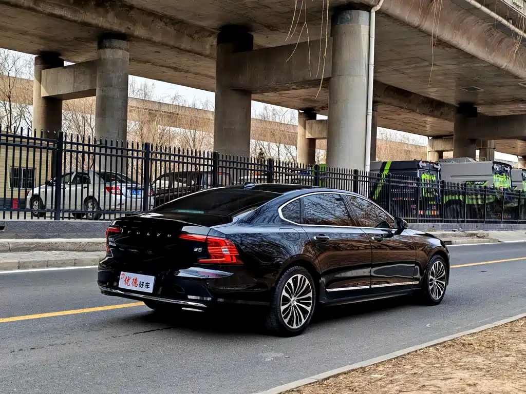 VOLVO S90