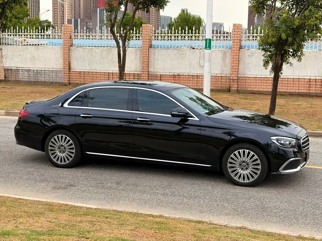 Mercedes-Benz E-Class — миниатюра 8