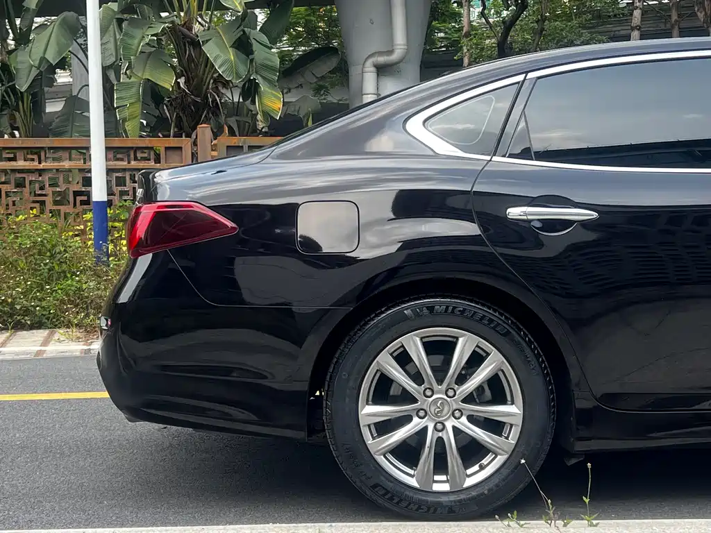 INFINITI Q70