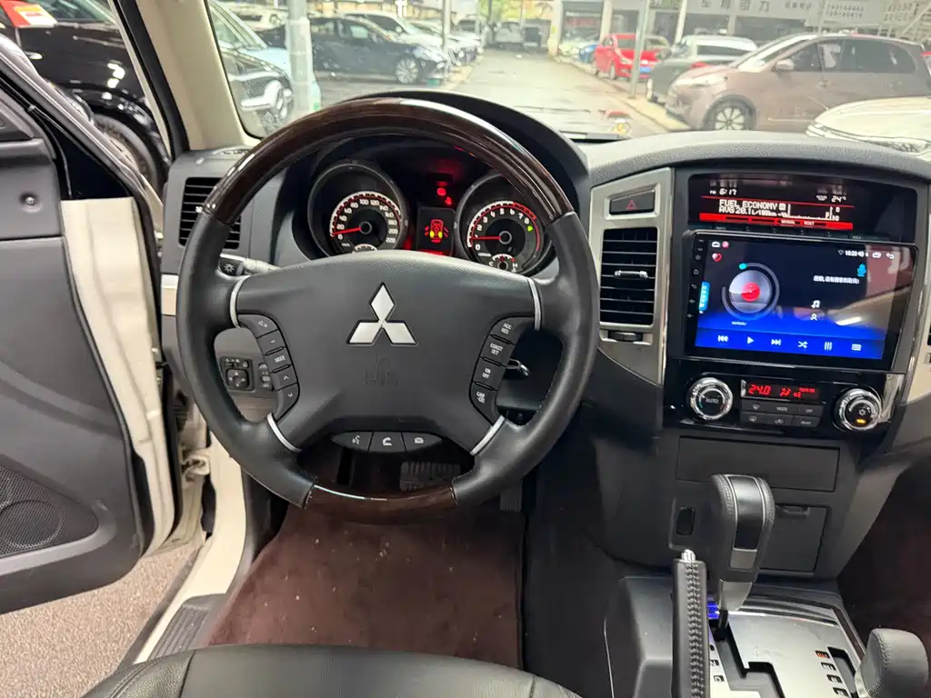 Mitsubishi Pajero (Import) — миниатюра 14