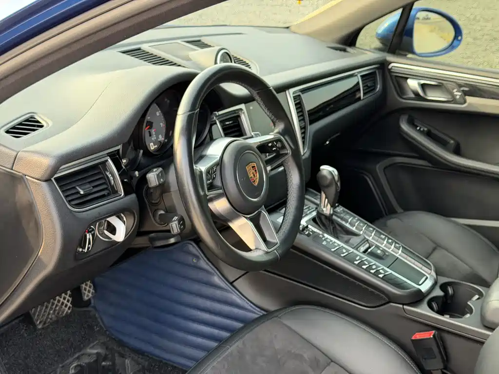 PORSCHE MACAN