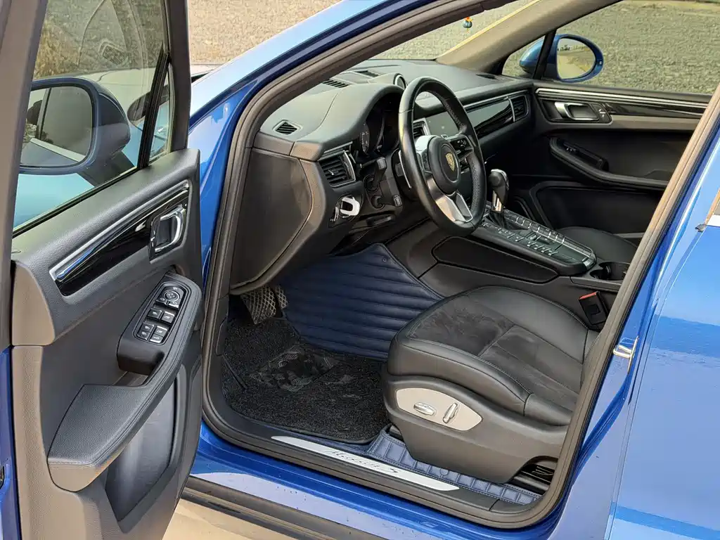 PORSCHE MACAN