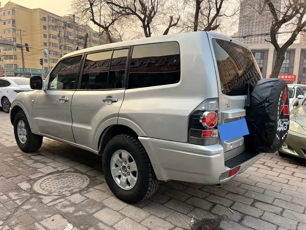 Mitsubishi Pajero — миниатюра 5