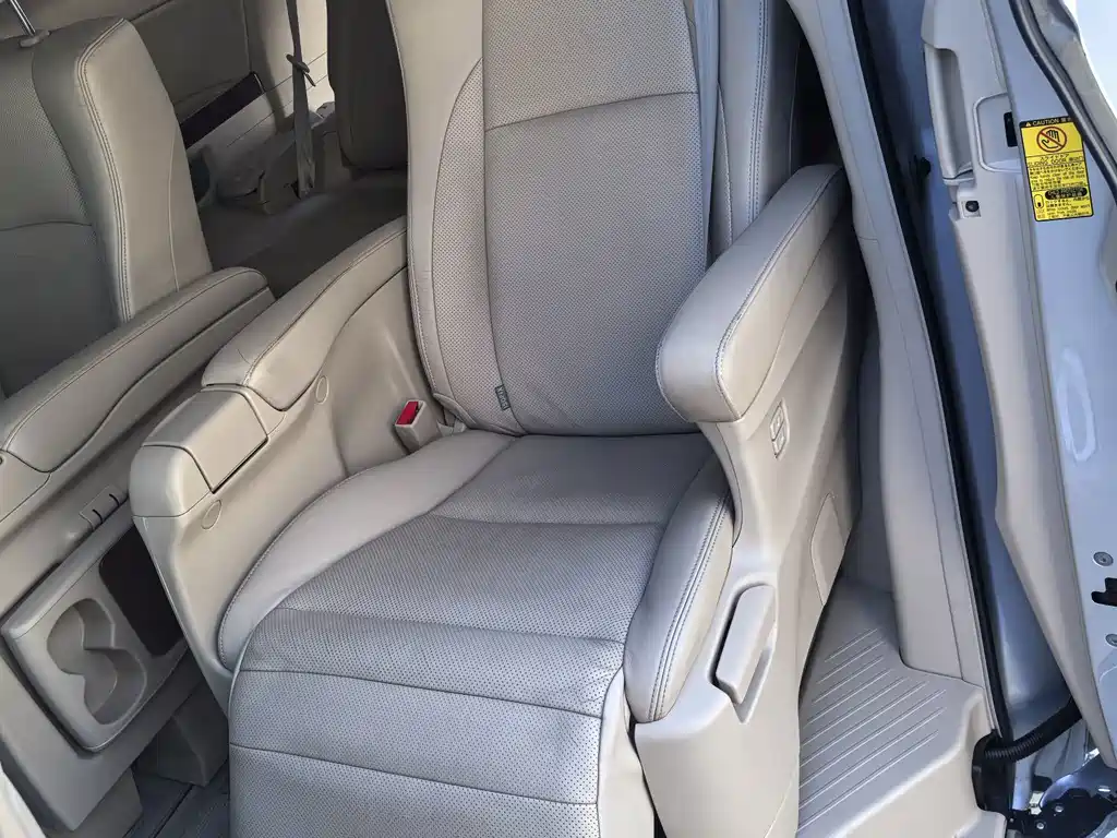 Toyota Alphard — миниатюра 22