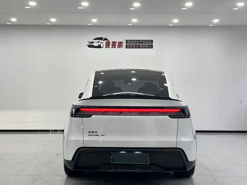Tesla Model Y L — миниатюра 3