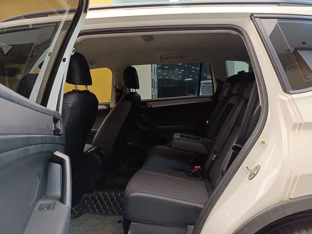Volkswagen Tiguan L — миниатюра 21