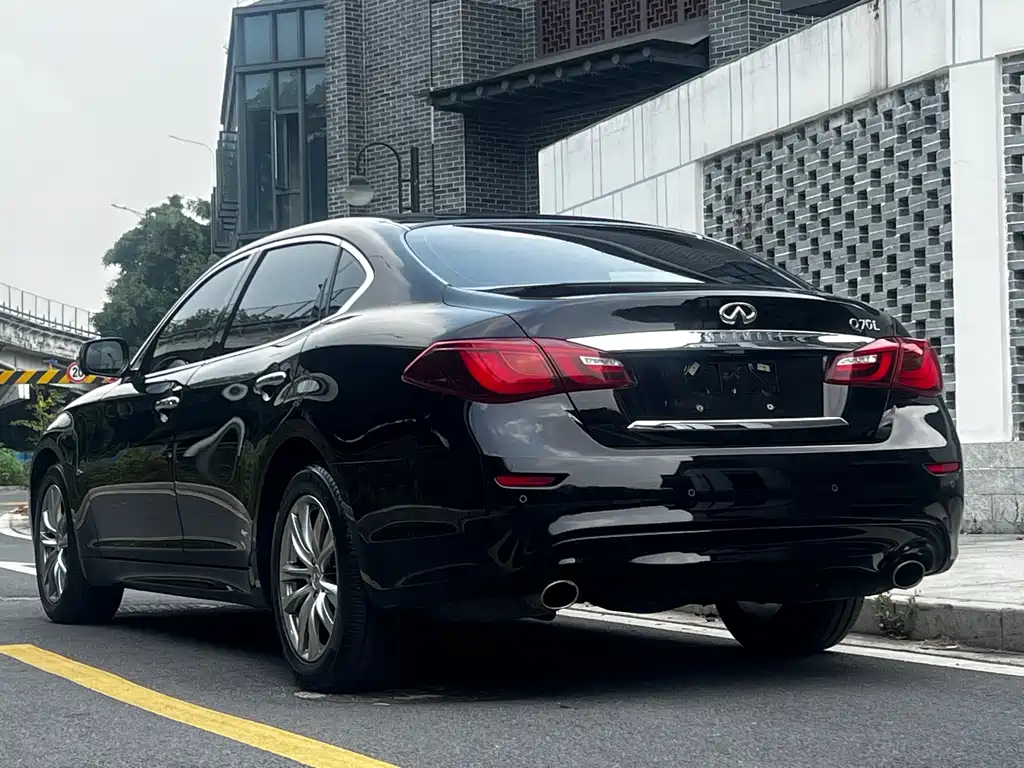 INFINITI Q70