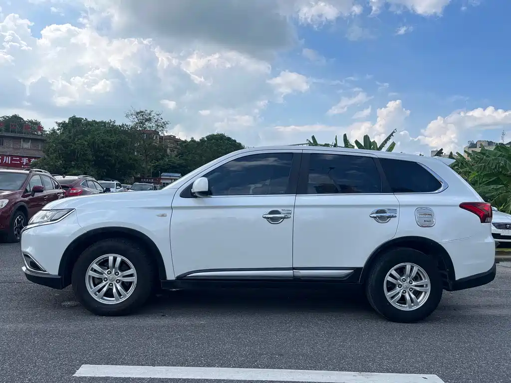 Mitsubishi Outlander — миниатюра 7