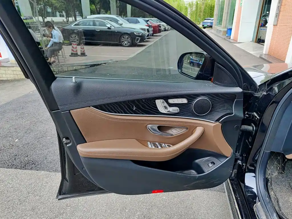 Mercedes-Benz E-Class — миниатюра 6