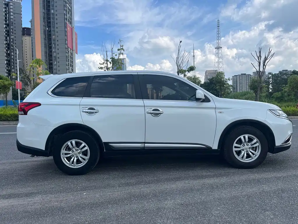 Mitsubishi Outlander — миниатюра 5