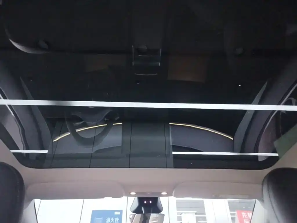 Tesla Model Y — миниатюра 18