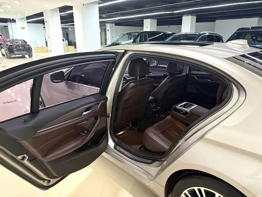 BMW 5 Series — миниатюра 9