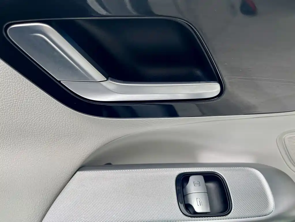 Mercedes-Benz EQE SUV — миниатюра 17