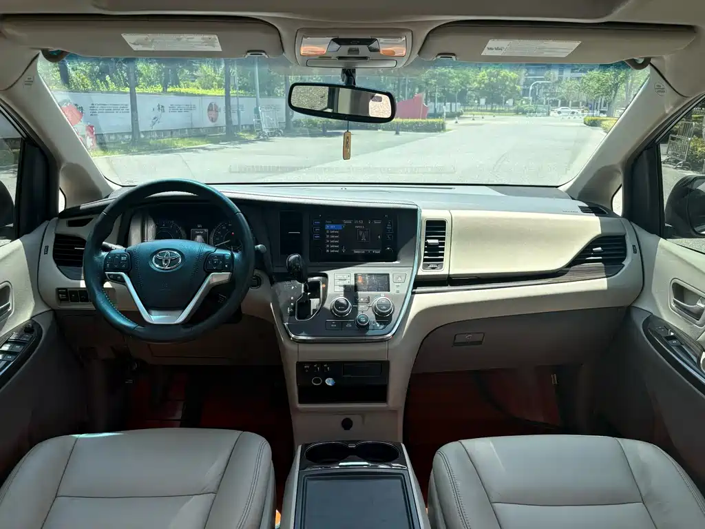 Toyota Sienna — миниатюра 9