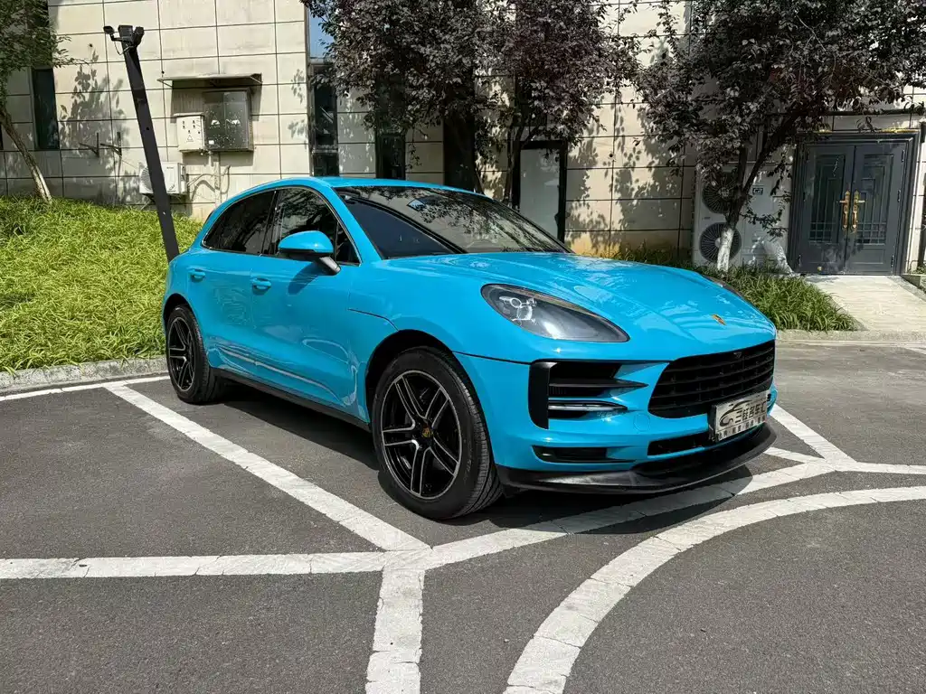 PORSCHE MACAN