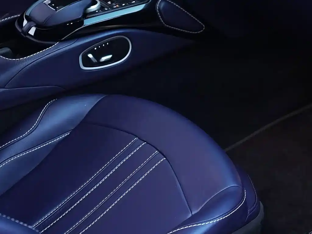 Aston Martin V8 Vantage — миниатюра 7