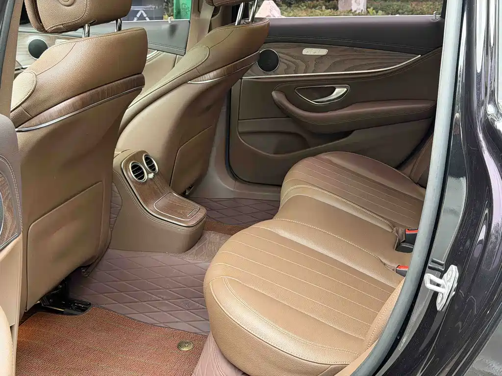 Mercedes-Benz E-Class — миниатюра 6