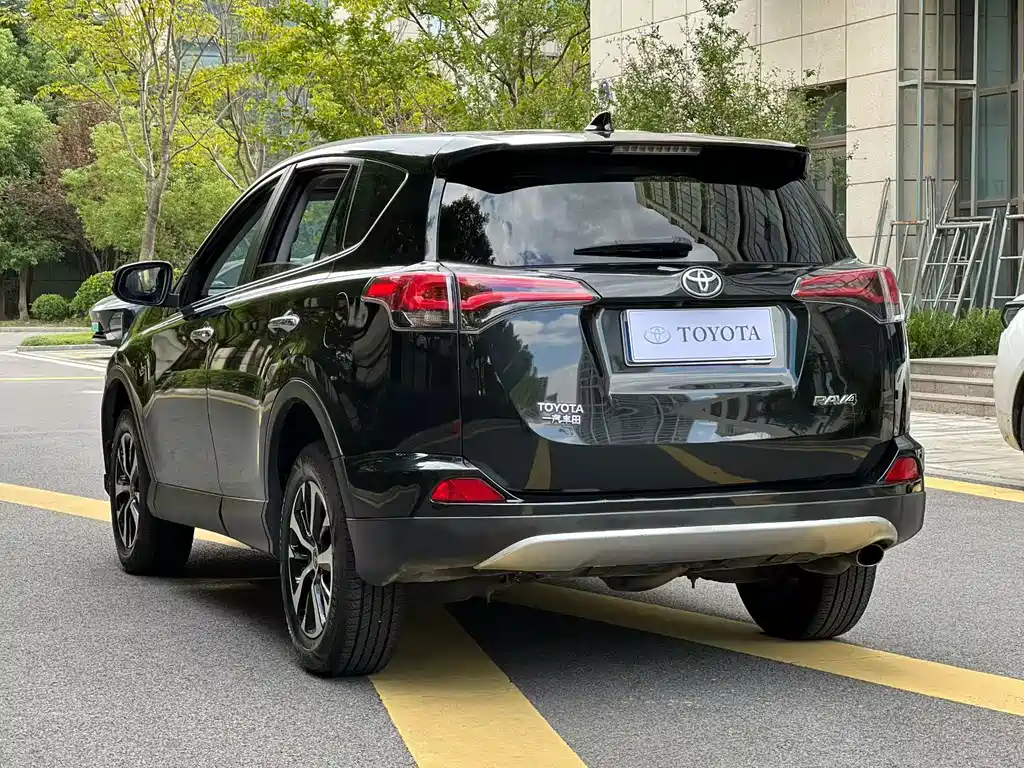 Toyota RAV4 — миниатюра 3