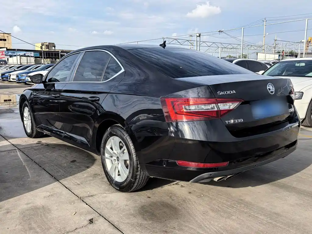 Skoda Superb — миниатюра 5