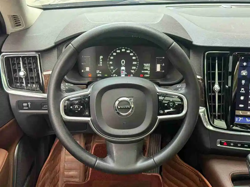 VOLVO S90